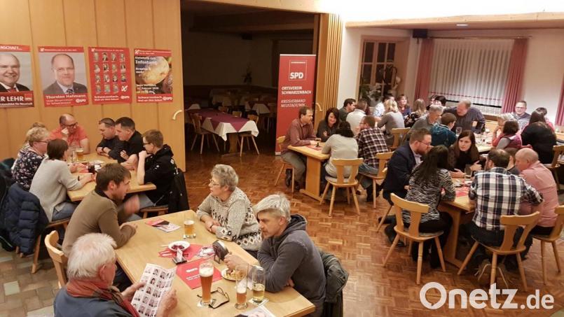 Die Gemeinderatskandidaten unterhalten sich mit den Bürgern. Bild: exb