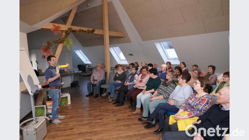 Schuhtechniker Horst Schedl (links) zeigt an einem Fußskelett mit dem Gummiband das Training des Fußmuskels. Bild: fvo