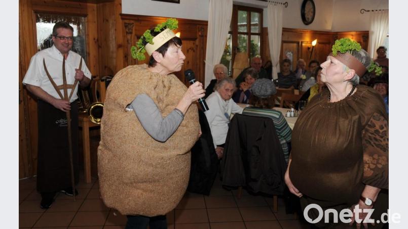 Ilse Güntner (rechts) und Gertrud Weigl streiten sich als wamperte Semmel- und Leberknödel, sehr zur Freude von Andreas Kopf (hinten links) und den gut 200 Gästen beim Wurtsuppen-Foahrn in Altmannshof. Bild: gf
