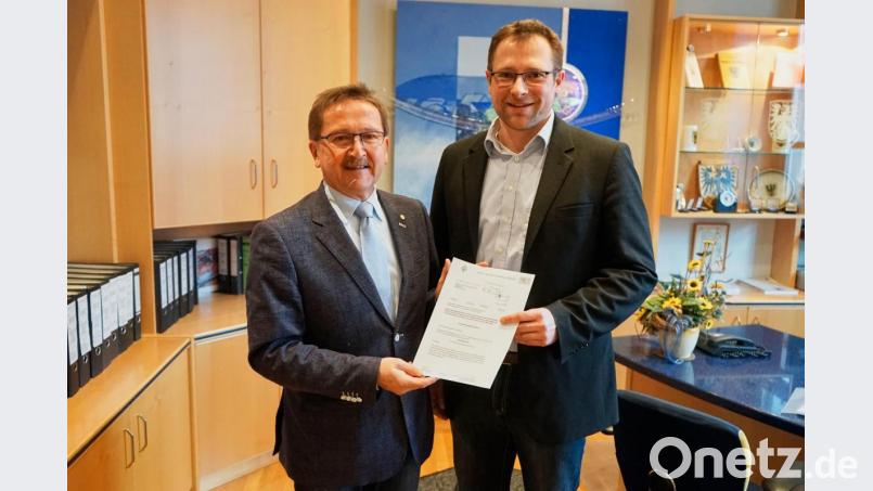 Hans Donko (links), Vorsitzender der Steinwald-Allianz, freut sich mit Geschäftsführer Martin Schmid über den Förderbescheid. Bild: exb