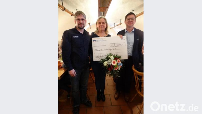 Stefan Schertl (links) und Markus Graf bedanken sich bei Kornelia Schmid vom Verein &quot;Pflegende Angehörige&quot; mit einem Blumenstrauß und einer Spende. Bild: ct