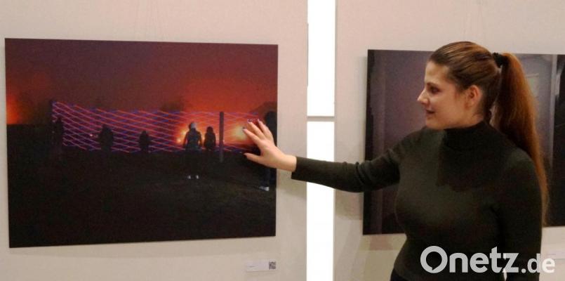 Die Schülerin Angelica Frau erklärte die Entstehung und die Intension der ausgestellten Fotografien. Bild: weu