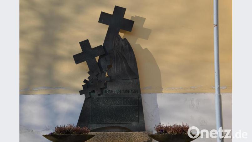 Das alte Kriegerdenkmal „Die weinenden Frauen“ soll einen Platz im Friedhof bekommen. Archivbild: gi