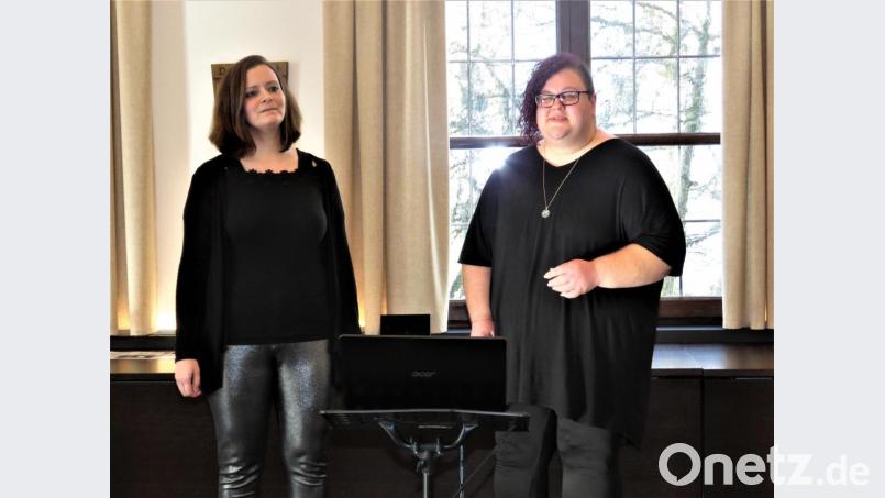 Das Duo "Soulmate", Stefanie Gröger und Bettina Mildner (v. li.), sang sich in die Herzen der Zuhörer, die danach reichlich für die Familie Bauer spendeten. Bild: ubb