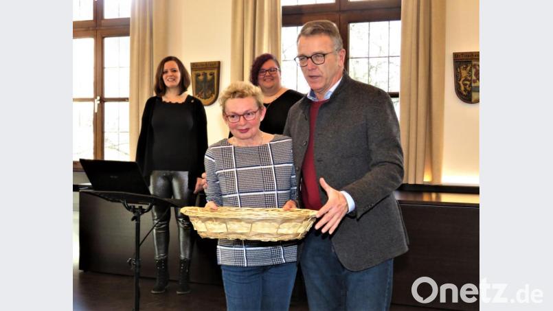 Bürgermeister Franz Stahl suchte sich einen besonders großen Korb, damit viele Spenden reinpassen. Bild: ubb