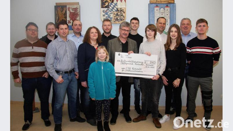 Den gespendeten Betrag von 545 Euro werde man für die Gemeindebücherei und für die Kinderspielplätze verwenden, informierten der CSU-Ortsverband und dessen Vorsitzender Wolfgang Braun (Siebter von rechts). Bild: wro