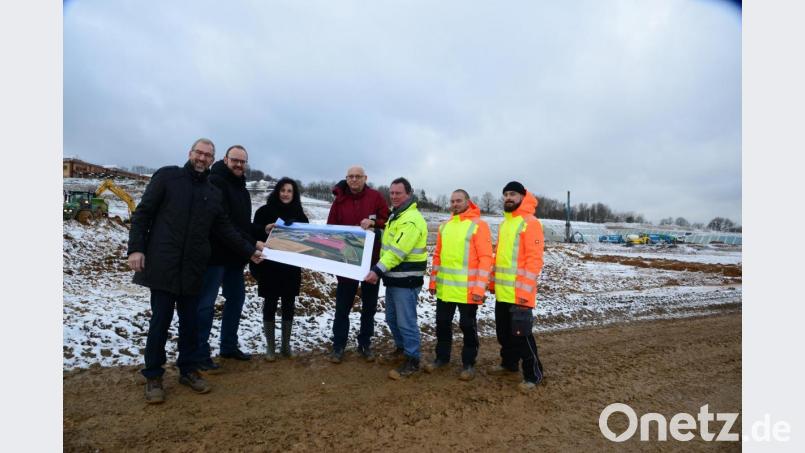 Die tatsächlichen Dimensionen des Bauprojekts erkennt man nur vor Ort. Deshalb besuchen Landrat Andreas Meier (Zweiter von links) und Bürgermeisterin Tanja Schiffmann besuchen deshalb die Großbaustelle mit Mitarbeitern von Witron, darunter Geschäftsführer Helmut Prieschenk (links), und Leuten der Baufirma. Bild: bey
