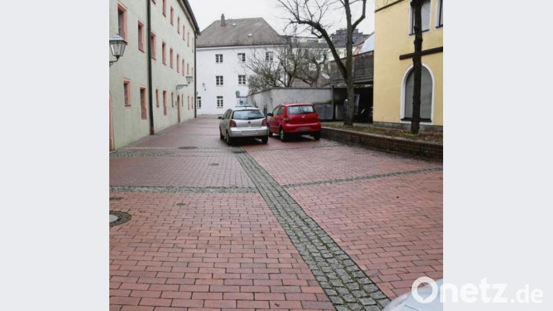 Der „Rote Platz“ könnte sich als Standort für E-Bike-Ladestationen anbieten. Bild: Gabi Schönberger