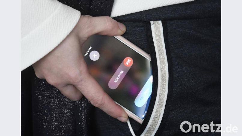 Ein wenig Druck an der falschen Stelle genügt, und das Smartphone setzt einen Notruf aus der Hosentasche ab. Bild: Gabi Schönberger