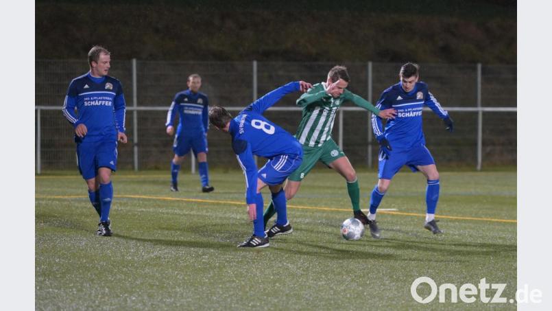 Dominik Haller (Mitte) setzt sich hier gegen zwei Raigeringer (links Florian HIltl) durch. Bild: ref