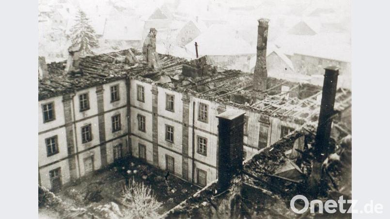 Hier sieht man das ganze Ausmaß der Zerstörung: Der Südflügel (Mitte) und ein Teil des Ostflügels (links) des Klosters Ensdorf aus Richtung des Kirchturms gesehen. Bild: sön