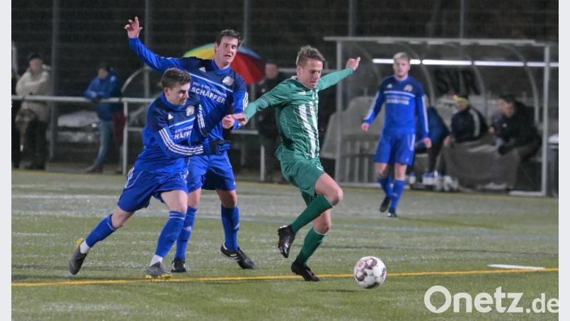 Dominik Haller (rechts) lässt die Raigeringer Abwehr stehen, vertändelt aber dann den Ball - eine dicke Chance vertan. Bild: ref