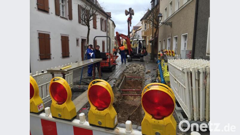 130 Gas- und Wasserhausanschlüsse, 2500 Meter Gas- und Wasserleitung, 3500 Meter Mittelspannungskabel, 2000 Meter Niederspannungskabel und zwei Trafostationen werden heuer von den Stadtwerken ausgewechselt (im Bild die Lange Gasse in Amberg). Bild: exb
