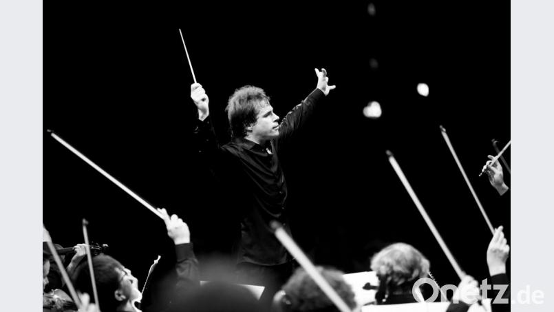 Der herausragende junge Dirigent Jakub Hrůša und die Bamberger Symphoniker bilden seit 2016 eine beglückende musikalische Lebensgemeinschaft! Bild: Andreas Herzau