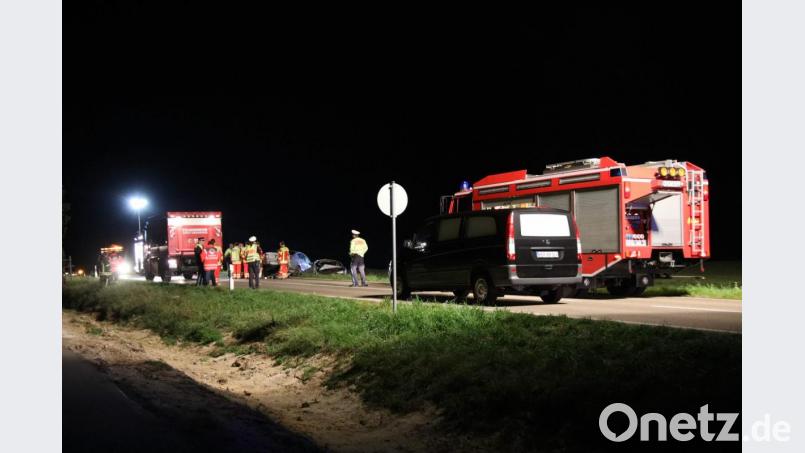 Zwischen Abensberg und Arnshofen hat es einen schweren Unfall gegeben. Zwei Autos prallten ineinander und fingen Feuer. Ein Mann verbrannte. Bild: Alexander Auer