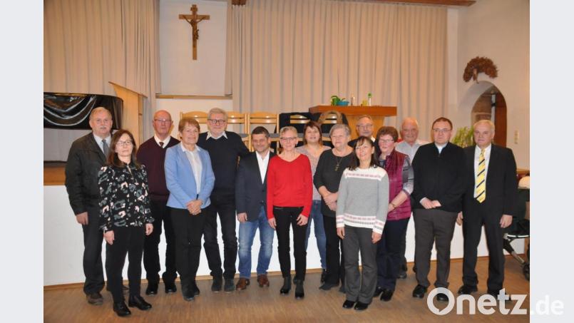 Der Rückzug von Josef Hofmann (Dritter von links) als KAB-Vorsitzender machte die Installation eines Leitungsteams erforderlich. Bei der von Bürgermeister Günter Kopp (rechts) und Diözesansekretär (Sechster von links) geleiteten Wahl sprach sich die Versammlung für (von links) Albert und Christina Sollfrank, Otti Schönfelder, Arthur Spörrer, Andrea Dumler, Stefanie Scherer, Ilse Brandl, Josef Gößner, Gertraud Wolf, Ingrid Hofmann, Heribert Griener und Pfarrer Markus Bruckner aus. Bild: ak