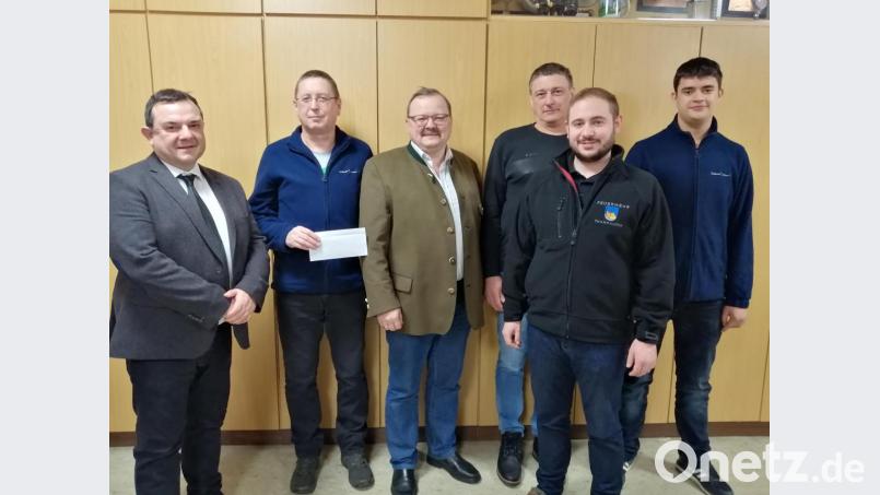 Mit Spenden von jeweils 250 Euro unterstützen die Bulldogfreunde die Blaskapelle sowie die Feuerwehr. Im Bild (von links) Stadtpfarrer Konrad Amschl, Klaus Sladky (Vorsitzender Blaskapelle), Bürgermeister Alfred Stier, Wolfgang Schüßler (Vorsitzender Bulldogfreunde) , Tobias Schwamberger (Vorsitzender Feuerwehr) und Jugendsprecher Marco Eckert. Bild: rdh