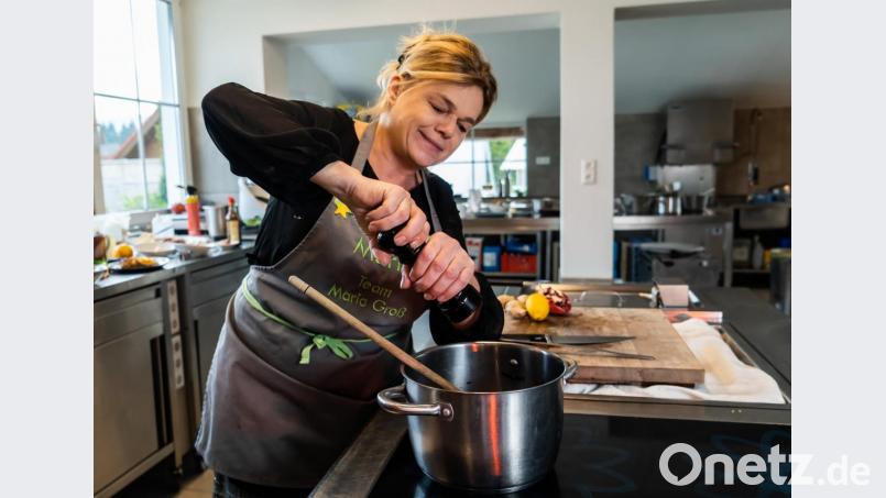 Maria Frank aus Pullenreuth, die in der letzten Staffel der Sat.1-Show &quot;The Taste&quot; das Halbfinale erreichte, verrät ihr Valentinstags-Rezept. Hier kocht sie in ihrer Küche in Pullenreuth, wo die Speisen für ihren Hochzeits-Catering-Service zubereitet werden. Bild: gld