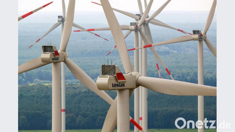 Ein Regensburger Professor kritisiert die 10-H-Mindestabstandregel für Windräder. Symbolbild: Jens Büttner/dpa