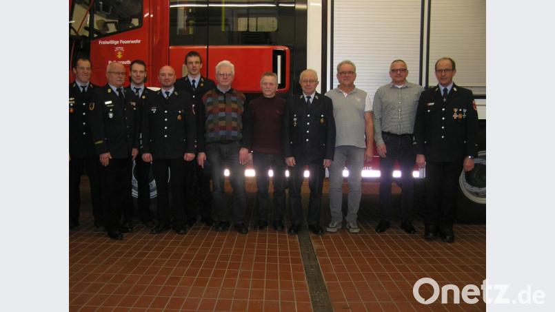 Felix Wegmann (Dritter von links) wurde in der Jahreshauptversammlung der Pullenreuther Wehr zum Löschmeister ernannt. Ihm und den anderen Jubilaren gratulierten Kreisbrandmeister Peter Prechtl (von links) und Kreisbrandinspektor Otto Braunreuther, Kommandant Andreas Philipp und dessen Stellvertreter Andreas Rickauer. Ausgezeichnet wurden ebenso Karl Philipp, Hans Philbert, Johann Spörrer und Bernhard Maschauer. Bürgermeister Hubert Spörrer und Kommandant Siegfried Kellner schlossen sich den Glückwünschen an. Bild: öt