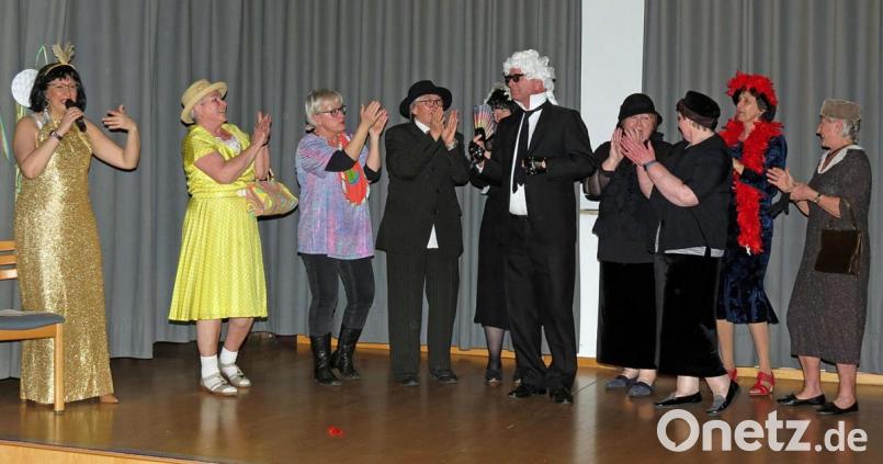 Beifall von den Models für den Modeschöpfer Karl Lagerfeld, in dessen Rolle Pfarrer Heribert Englhard schlüpft. Bild: Dobmeier