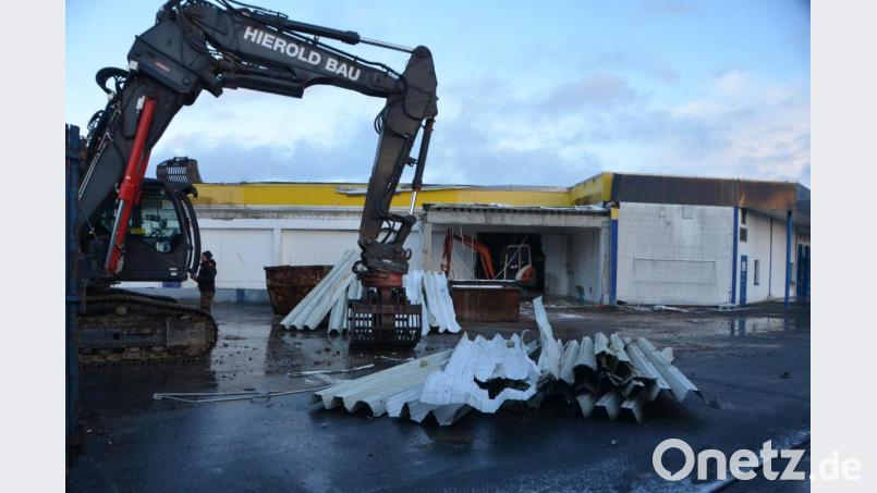 Große und kleine Bagger rücken seit Mittwoch dem E-Center an der Altenstadter Straße 10 auf die Pelle. Bald wird nichts mehr davon zu sehen sein. Das Blechdach wurde zuerst entfernt. Bild: dob