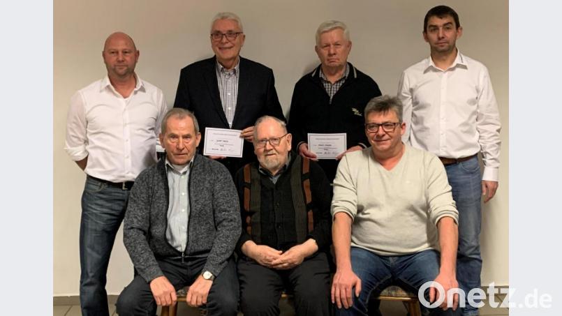 Die Vorsitzenden Jürgen Lautner (links) und Stefan König würdigten den Einsatz und die Verbundenheit von Josef Hecht, Albert Melzner (Dritter und Fünfter von links), Ludwig Schmidt, Klaus Kohlschmidt und Werner Scherm (vorne von links) zum Immenreuther Sportverein. Bild: mez