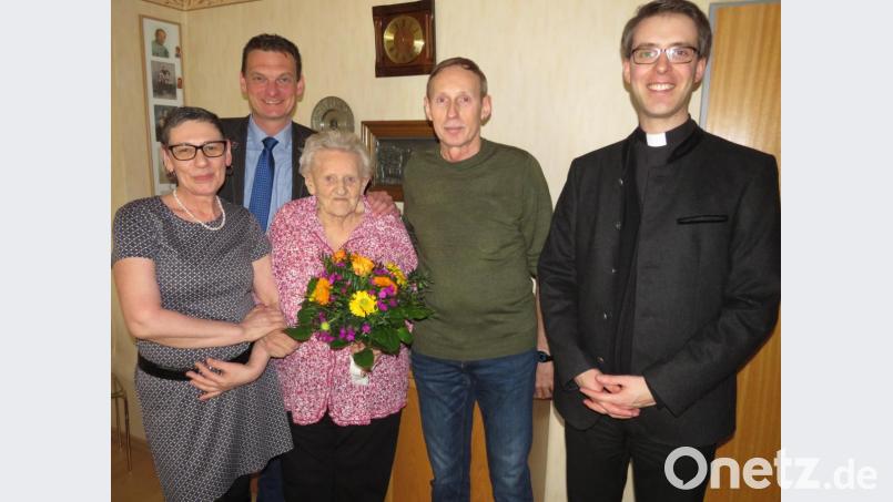 Ihren 85. Geburtstag feiert Gertraud Siegler (Mitte) unterstütz von Sohn Reinhard (Zweiter von rechts) und Schwiegertochter Inge (links). Glückwünsche überbringen Bürgermeister Ernst Schicketanz(Zweiter von links) und Pfarrer Thomas Kopp (rechts). Bild: adj