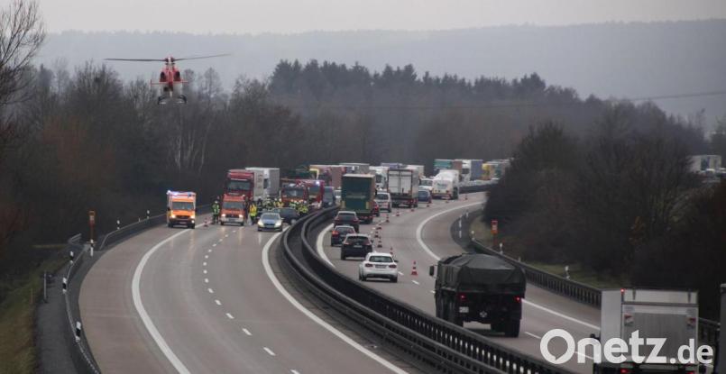 Nur kurz ist die Autobahn A93 bei Luhe-Wildenau nach einem Unfall gesperrt. Ein Rettungshubschrauber ist im Einsatz, wird aber nicht benötigt. Bild: za