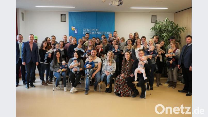 Die jungen Familien mit ihren Neugeborenen und Geschwistern der Kleinen in der Aula des DomCom beim Begrüßungsnachmittag. Mir dabei (von links) die Bürgermeister Josef Gilch und Erich Meidinger sowie der evangelische Pfarrer Alfredo Malikowski (rechts) und
Kindergartenleiterin Marina Hildebrand (sitzend, Dritte von rechts) mit ihrem Sohn Bild: wec