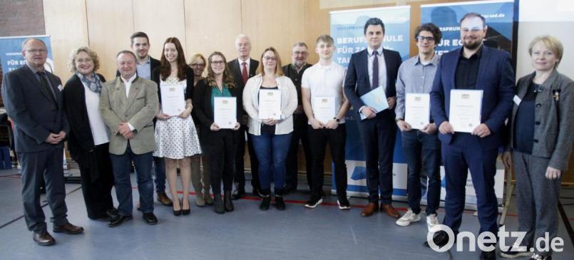 Oberstudiendirektor Josef Most (links) und die Nabburger Außenstellenleiterin Rosina Pimmer (rechts) zeichneten die besten Absolventen aus. Von rechts mit Urkunde: Maximilian Schwarzer, Konstantin Schatz, Hermann Feller, Michael Brabec, Nadine Schnabel, Jennifer Wintermeier, Daniela Beck und Christoph Polster. Bild: Hirsch