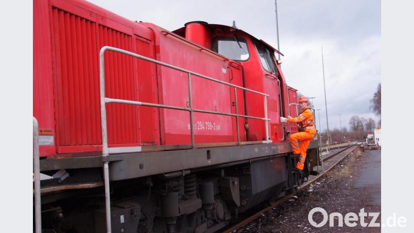 Wenn nicht gerade eine lange Streckenfahrt ansteht, ist der Führer einer Rangierlok ständig in Bewegung. Bild: as