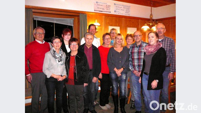 Die Freude ist groß: Vorsitzender Manfred Lilla (links) freut sich mit seinen Vorstandsmitgliedern über den Besuch und die vielen großzügen Spenden für die Initiative. Bild: exb