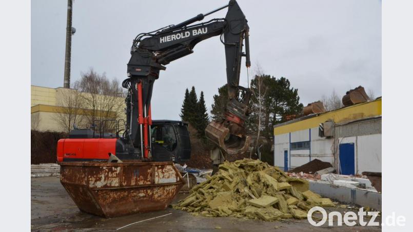 Große und kleine Bagger rücken seit Mittwoch dem E-Center an der Altenstadter Straße 10 auf die Pelle. Bald wird nichts mehr davon zu sehen sein. Die verschiedenen Baumaterialien werden fachgerecht getrennt und entsorgt. Bild: dob