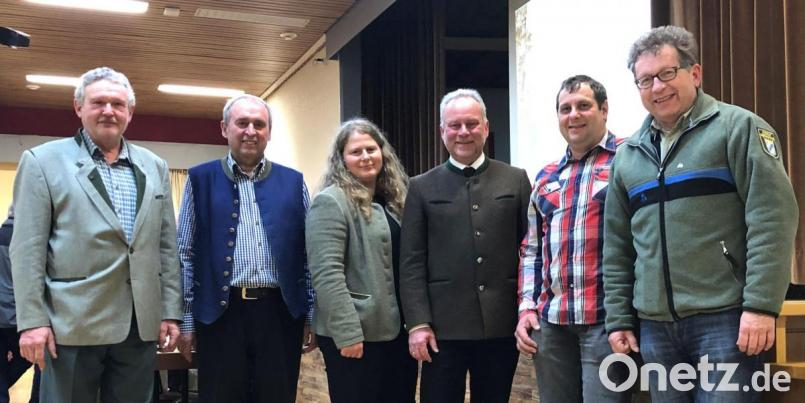 Johann Krottenthaler, August Steinbauer, Yvonne Wolfrum, Alwin Kleber, Bernhard Irlbacher und Hubert Amode (von links) sprachen bei der Mitgliederversammlung der Waldbesitzervereinigung Nabburg-Burglengenfeld. Bild: Hirsch