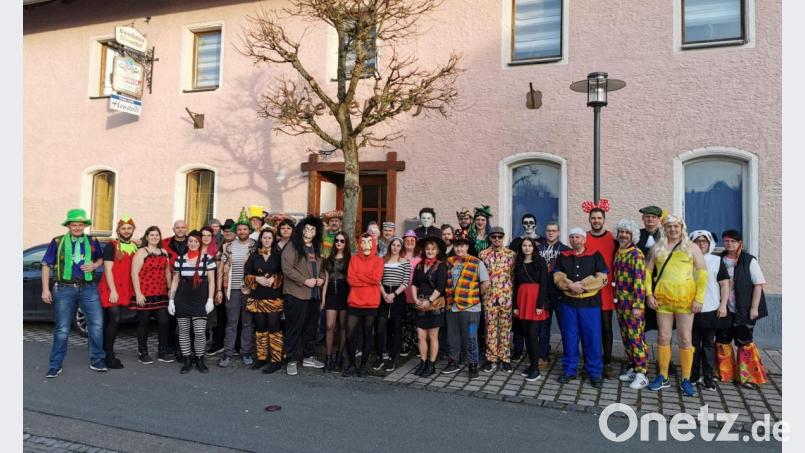 Beim Faschingsdartturnier versammelten sich zahlreiche Dartfreunde um ihren Vorsitzenden Martin Bauer (Vierter von rechts) im Schottenkostüm. Bild: gz