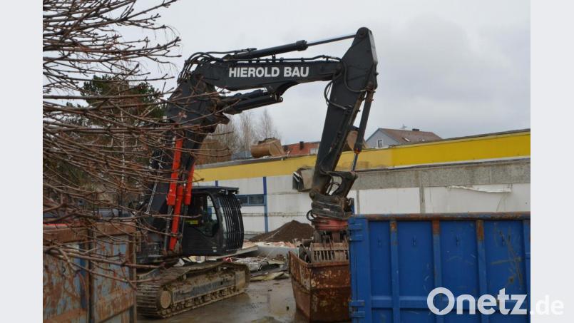Große und kleine Bagger rücken seit Mittwoch dem E-Center an der Altenstadter Straße 10 auf die Pelle. Bald wird nichts mehr davon zu sehen sein. Die verschiedenen Baumaterialien werden fachgerecht getrennt und entsorgt. Bild: dob