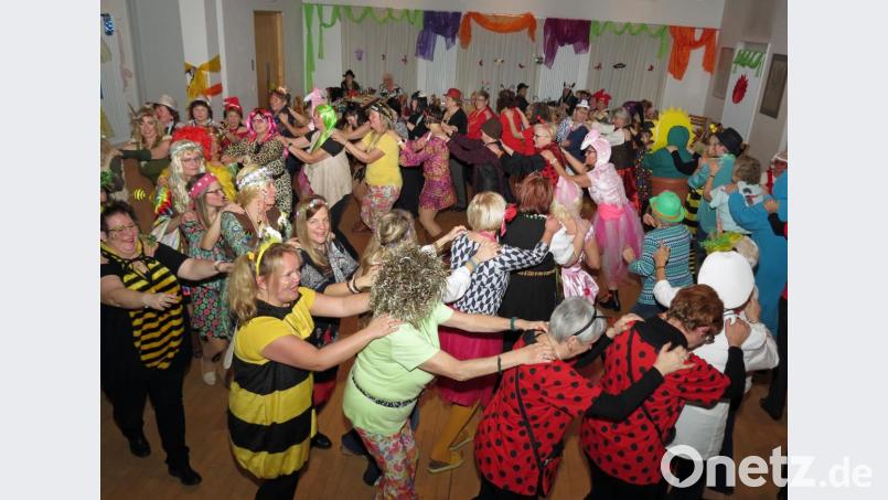 Mit einer großen und bunt maskierten Polonaise geht es durch den Saal beim Frauenbundfasching in Rothenstadt. Bild: Dobmeier