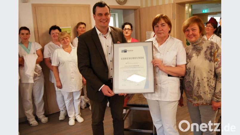 Irina Löffler-Ilinov (rechts) und Florian Rieder (links) zeichnen Olga Kleschenkow (Mitte) für 20-jährige Betriebszugehörigkeit aus. Bild: sm