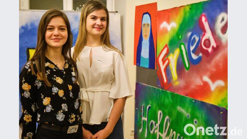 Die zwei Seminarteilnehmerinnen Julia Steinmann und Susanna Hartl (von links) präsentierten die Kunstwerke, die das Projekt-Seminar zum Thema &quot;Klosterleben&quot; angefertigt hatte. Bild: Peter Ringeisen/exb