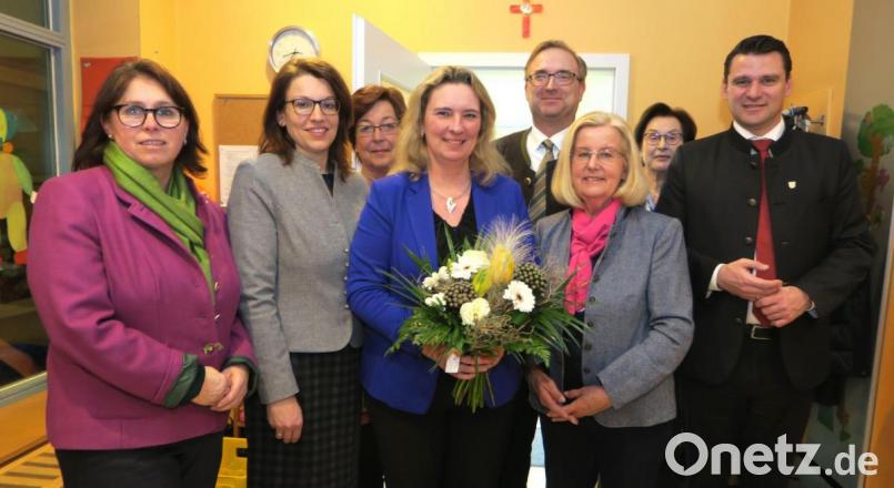 SkF-Vorsitzende Hermine Rodde (Dritte von rechts) hieß Ministerin Kerstin Schreyer (Mitte) mit einem Blumenstrauß willkommen. Mit dabei waren Vertreter des Sozialverbandes und der Politik. Bild: Hirsch
