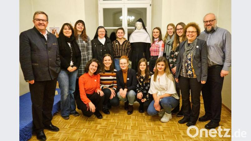 Die Teilnehmerinnen des Projektseminars Kunst am DJDG mit Zweitem Bürgermeister Martin Preuß und Kursleiterin Veronika Thomann (von links), sowie Oberin M. Dominica Michalke (Vierte von links, stehend), Dritter Bürgermeisterin Brigitte Netta (Zweite von rechts) und Realschulkonrektor Richard Reber (rechts). Bild: Peter Ringeisen/exb