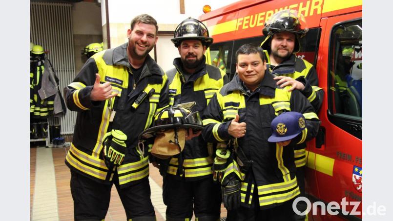 Erick Machain (Zweiter von rechts) bringt als ehemaliger Berufsfeuerwehrmann viel Erfahrung mit. Die Feuerwehr Störnstein mit Johannes Meiler (rechts) und den Kameraden Andreas Wilde und Felix Weigend (von links) freuen sich über den Zuwachs. Die amerikanischen Helme sollen versteigert werden. Bild: prh