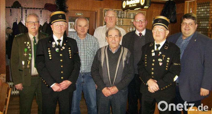Gratulationscour zum 90. Geburtstag (von links): Helmut Schötz (Schützenverein), Heiner Kölbel (Bergknappenverein), Günter Mertel (Imkerverein), Erwin Schötz (Schützenverein), Jubilar Leonhard Schötz, Pfarrer Thomas Schertel, Georg Rubenbauer (Bergknappenverein) und Bürgermeister Dieter Dehling. Bild: no