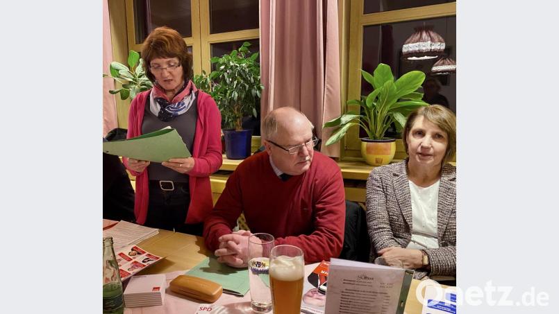 Die Spitzenkandidatin der SPD, Gerlinde Janker, stellt im Beisein des Landratskandidaten Peter Lehr und der Abgeordneten Annette Karl das Wahlprogramm ihres Teams vor. Bild: Eichl