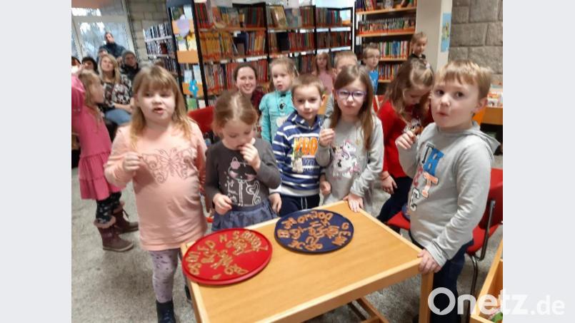 Die Mädchen und Buben des katholischen Kindergartens feiern das Bibfit-Abschlussfest in der Marktbücherei. Bild: exb