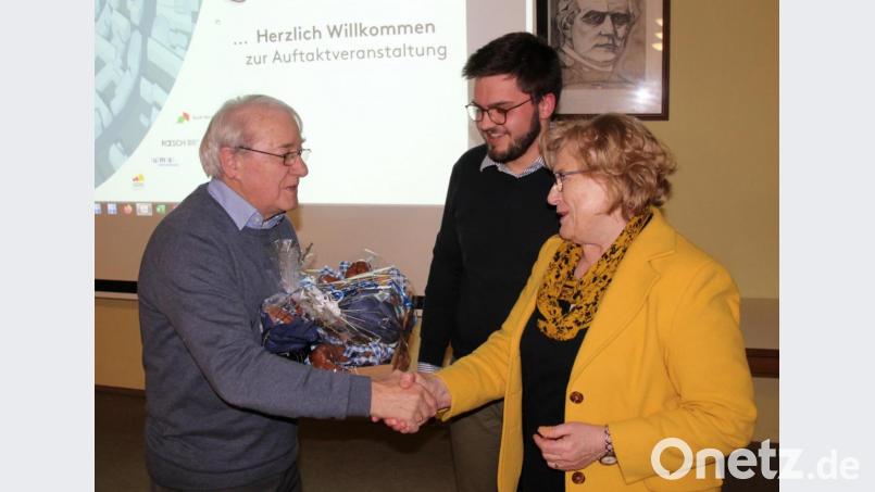 Renate Jahreis und Simon Grajer überreichen an Alois Schinabeck für seine Verdienste einen Geschenkkorb. Bild: fsb