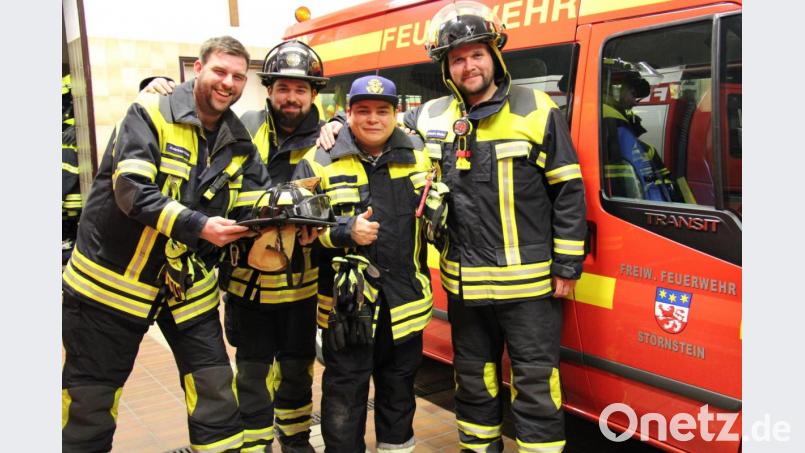 Erick Machain (Zweiter von rechts) bringt als ehemaliger Berufsfeuerwehrmann viel Erfahrung mit. Die Feuerwehr Störnstein mit Johannes Meiler (rechts) und den Kameraden Andreas Wilde und Felix Weigend (von links) freuen sich über den Zuwachs. Die amerikanischen Helme sollen versteigert werden. Bild: prh