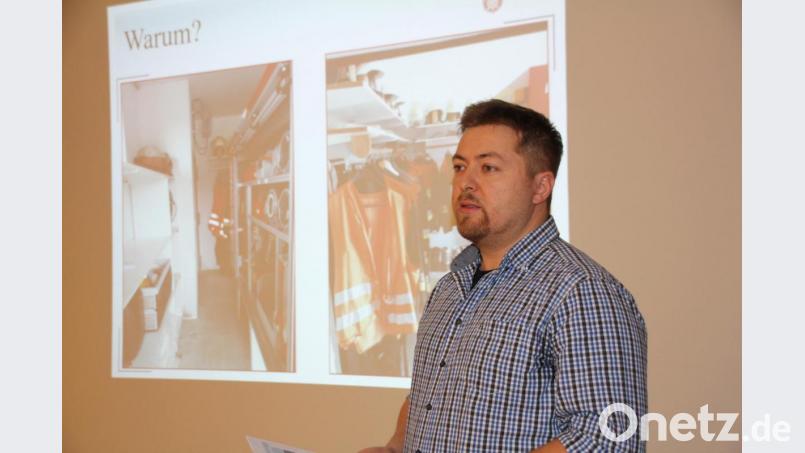 Christian Salomon, Vorsitzender der Feuerwehr Wildstein, erläuterte im Gemeinderat die Gründe für ein neues Gerätehaus. Die Planungen und eine mögliche Finanzierung überzeugten das Gremium. Bild: frd