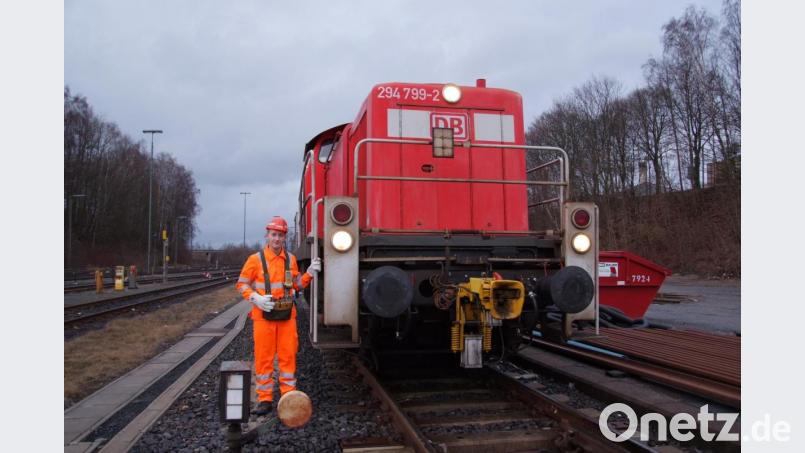 Lukas Dausch darf trotz seines jugendlichen Alters eigenständig eine Rangierlok führen. Hier steht er am Bahnhof Marktredwitz vor einer Handweiche. Bild: as